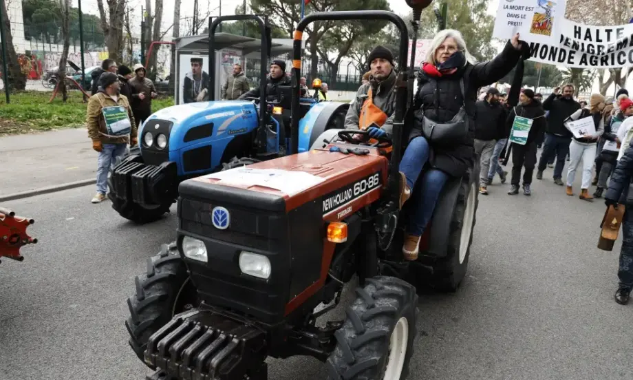 Фермерите във Франция на протест: Блокирана е основна магистрала към Париж - Tribune.bg