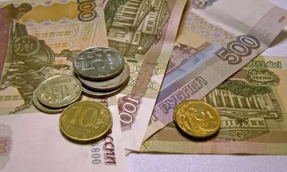 Руската рубла продължава спада си - Tribune.bg