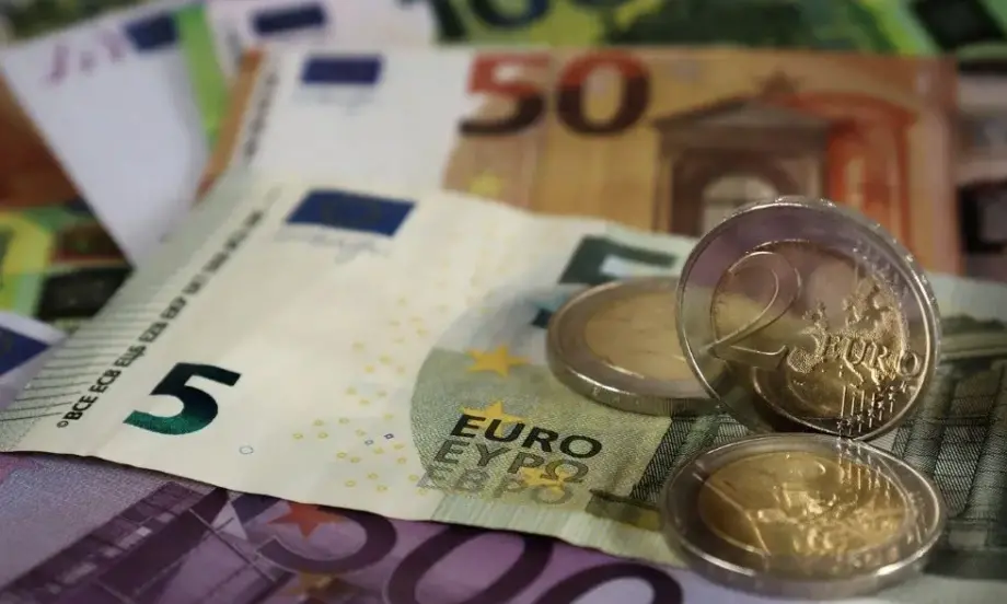 Курсът на еврото остава малко над прага от 1,07 долара - Tribune.bg