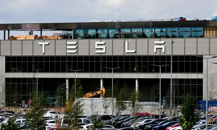 Ситуацията в Червено море принуди Tesla временно да спре производството в берлинската си фабрика - Tribune.bg