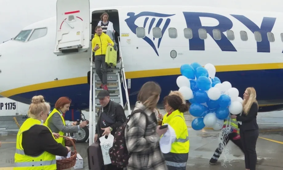 Сезонът започна по-рано: Първите туристи кацнаха на летище Бургас (СНИМКИ) - Tribune.bg