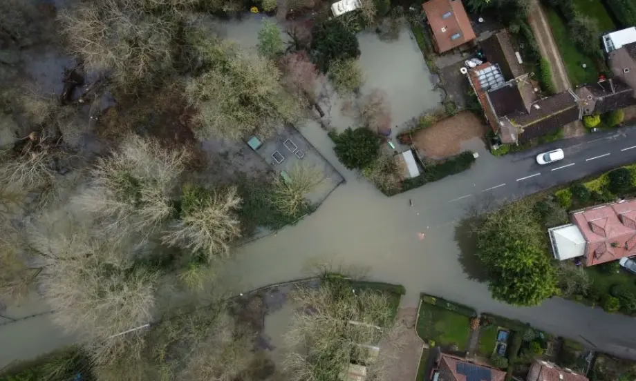 Наводненията във Великобритания ще оскъпят жилищните застраховки в страната - Tribune.bg