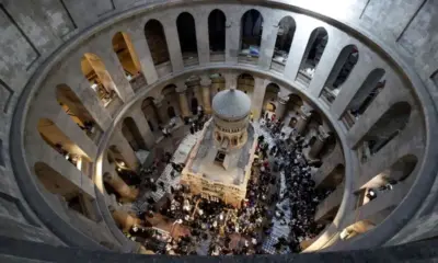 Благодатният огън слезе в църквата Възкресение Христово в Йерусалим (СНИМКИ)