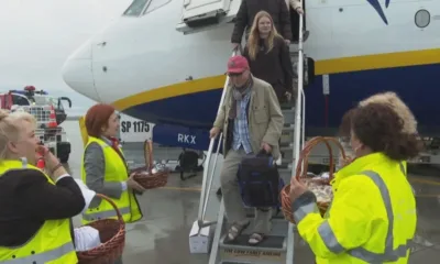 Сезонът започна по-рано: Първите туристи кацнаха на летище Бургас (СНИМКИ)