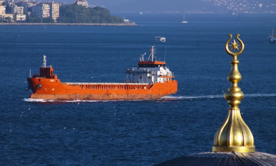 Петролни танкери задръстиха турските води след влизането в сила на ценовия таван за руския петрол - Tribune.bg