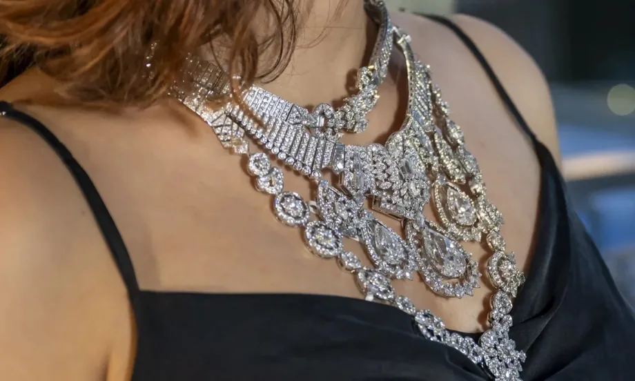 Диамантна огърлица на Van Cleef & Arpels за милиони беше открадната от Виена (СНИМКИ) - Tribune.bg