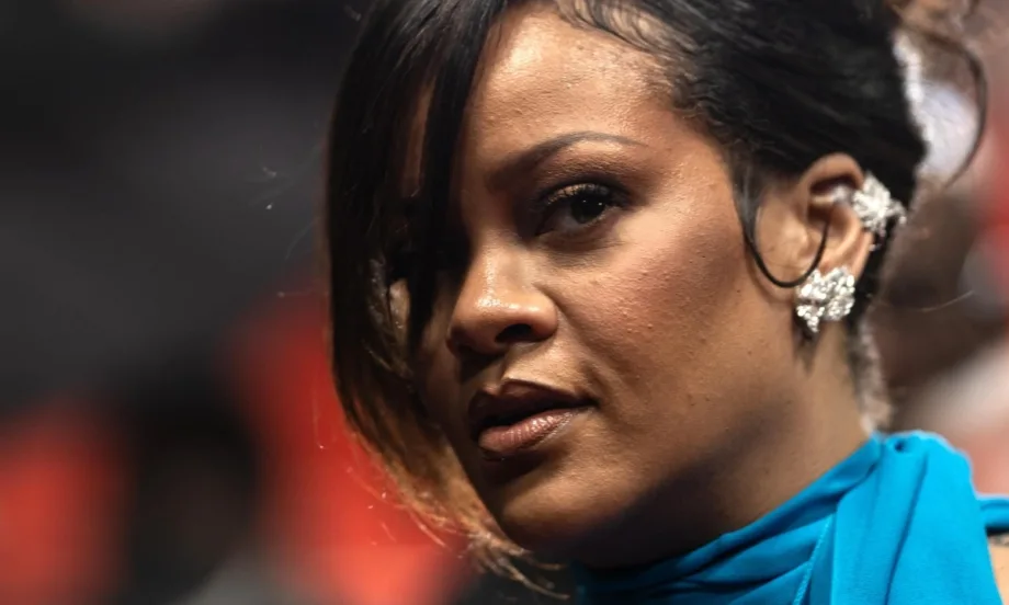 Историческо: Риана е първата жена продала над 200 милиона музикални сингли - Tribune.bg