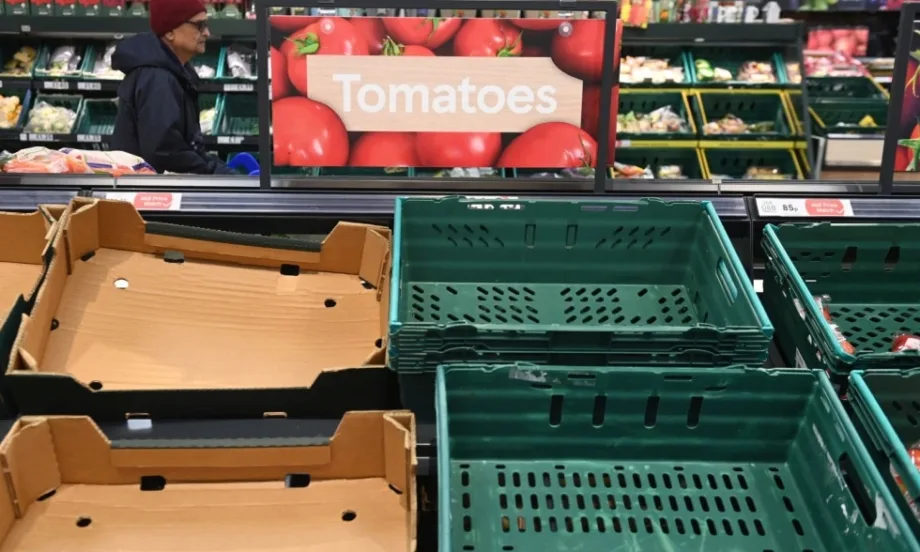 Спешни мерки: Британското правителство събира шефовете на търговските вериги заради празните рафтове за плодове и зеленчуци - Tribune.bg