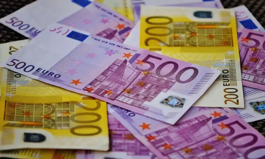 Курсът на еврото се задържа над прага от 1,07 долара - Tribune.bg