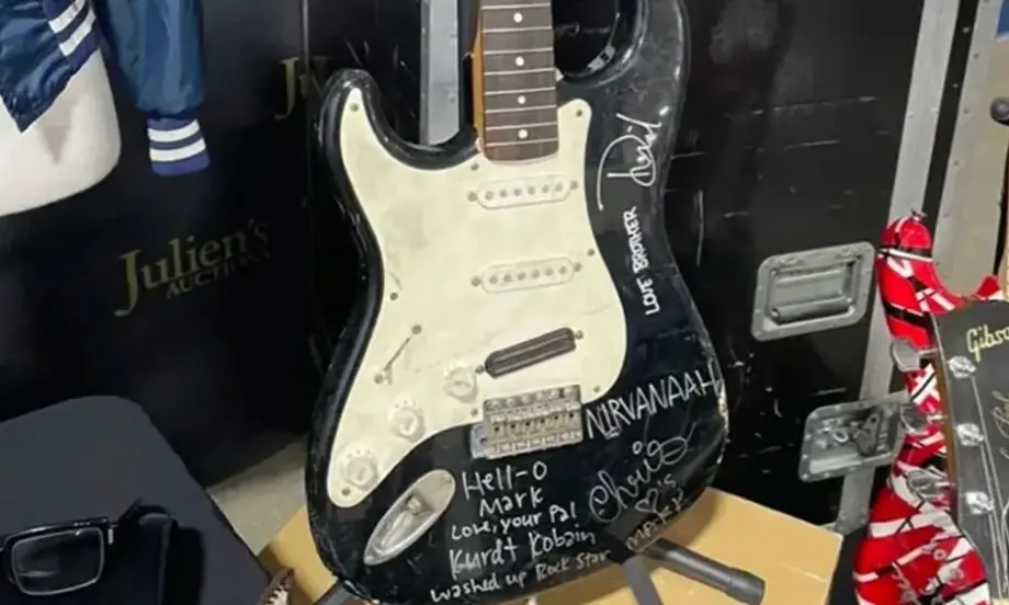 Платиха близо $600 000 за разбита китара на Кърт Кобейн (СНИМКИ+ВИДЕО) - Tribune.bg