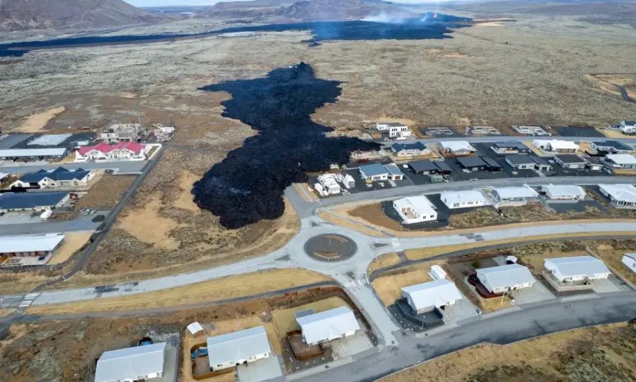 Исландия изкупува жилищата на всички 3700 жители на град Гриндавик, евакуирани след изригване на вулкан - Tribune.bg