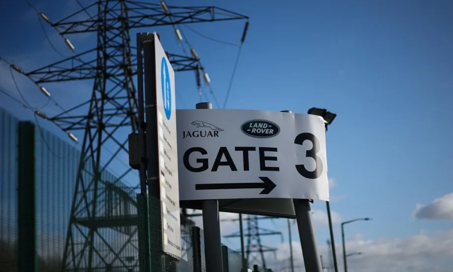 С правителствена гаранция: Jaguar Land Rover тегли 1,5 млрд. паунда заем, за да се възстанови след кибератаката - Tribune.bg