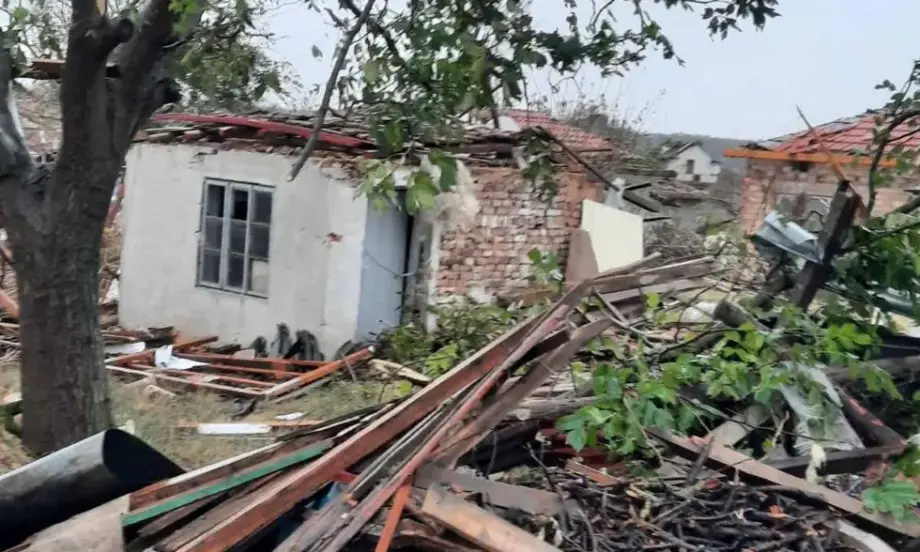 Държавата обезщетятва 300 семейства след мощната буря през уикенда - Tribune.bg