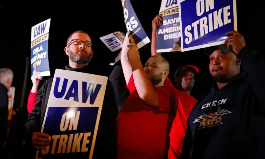Автомобилни работници в САЩ започват най-мащабната стачка от 25 г. насам - Tribune.bg