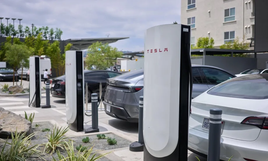 Tesla стартира тестове на своите роботизирани таксита в Калифорния - Tribune.bg