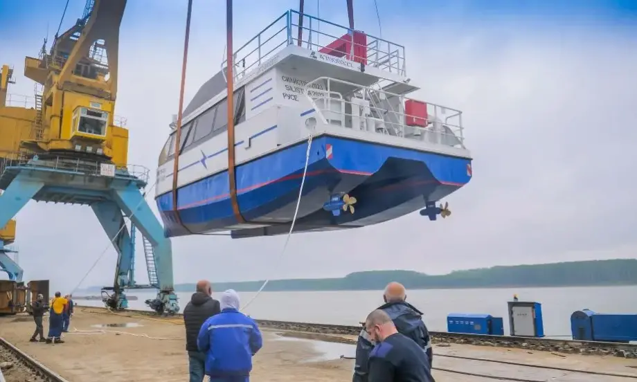 Първият произведен у нас електрически катамаран започна тестови плавания по Дунав (ВИДЕО) - Tribune.bg