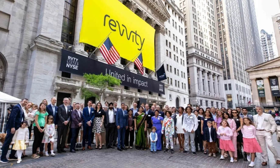 Пуснаха акциите на Revvity на борсата в Ню Йорк (ВИДЕО) - Tribune.bg