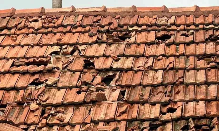 След бурята във Великотърновско: Застрахователи бавят ремонта на пострадали къщи - Tribune.bg