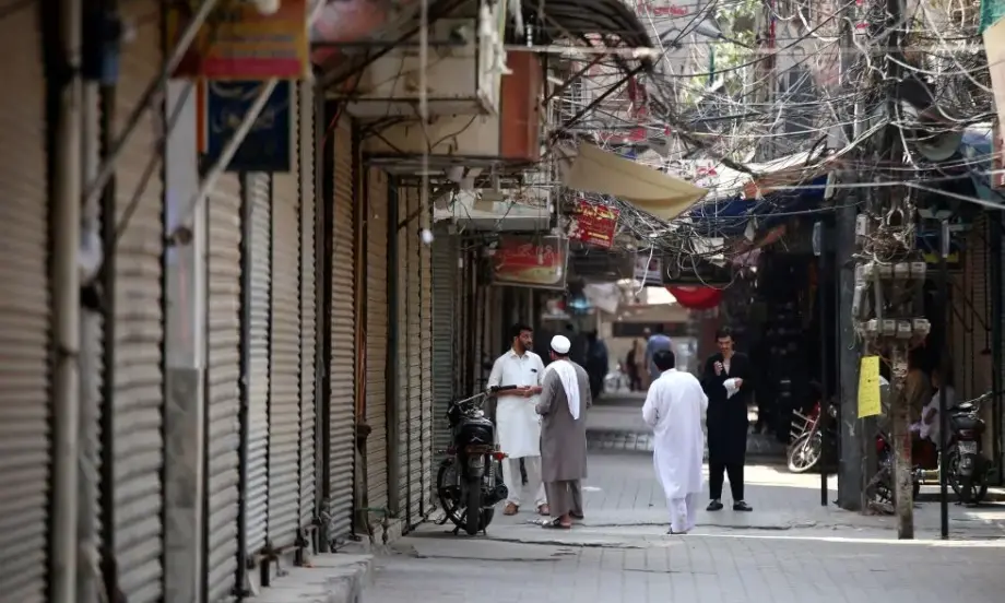 Стачка заради високите цени на енергията и горивата затвори магазините в Пакистан - Tribune.bg