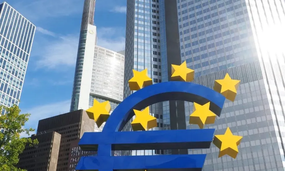 Рекордно много средства са били изтеглени от банките в еврозоната през февруари - Tribune.bg