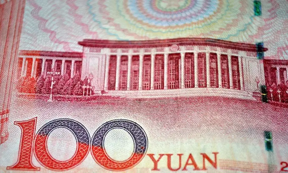 След множество сътресения и понижен кредитен рейтинг: Китайските банки продават долари в подкрепа на юана - Tribune.bg