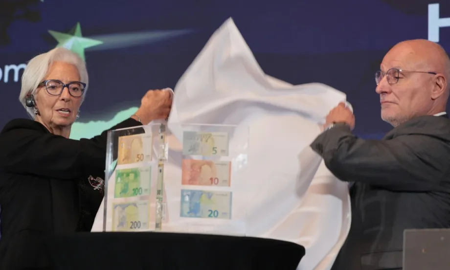 Лагард и Радев показаха българските евробанкноти - Tribune.bg
