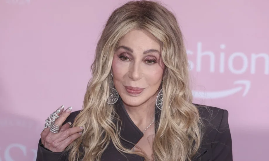 Гащеризон на Шер от клип преди 35 години продаден за над $162 000 (ВИДЕО) - Tribune.bg