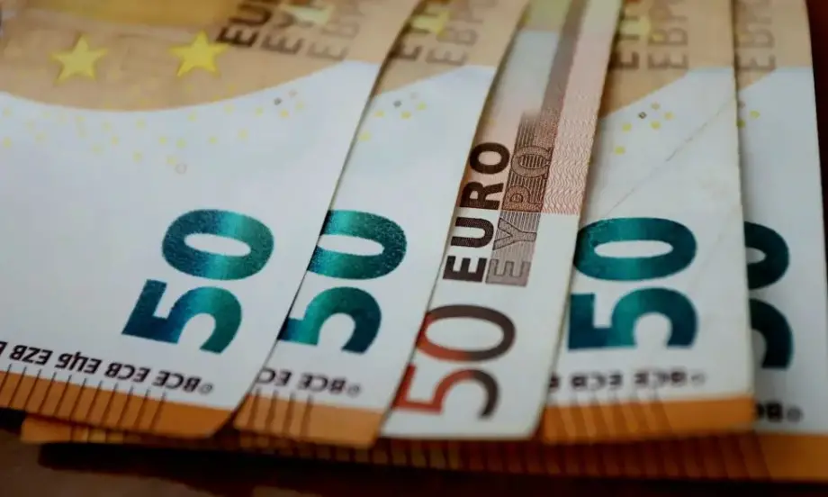 Курсът на еврото се задържа около прага от 1,05 долара - Tribune.bg