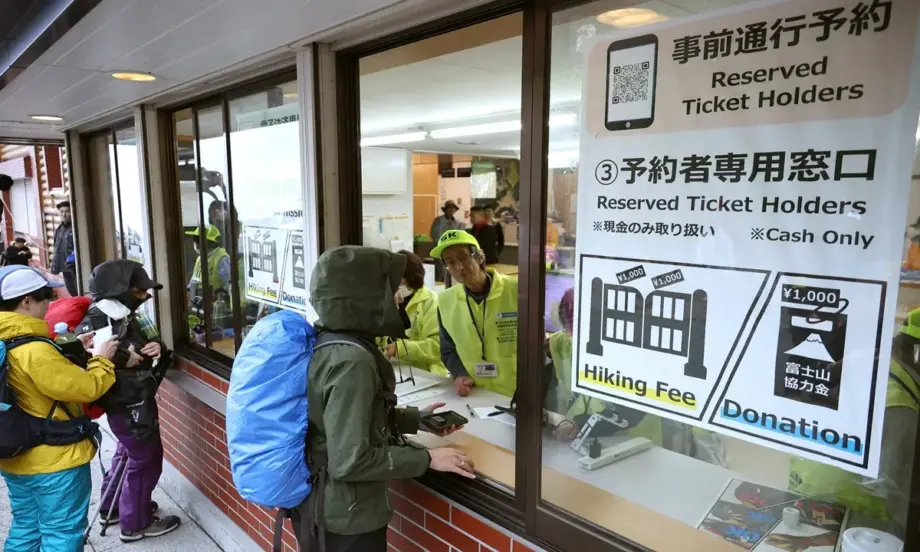 Старт на летния сезон за изкачване на Фуджи: Япония въведе входна такса и лимит за броя на туристите - Tribune.bg