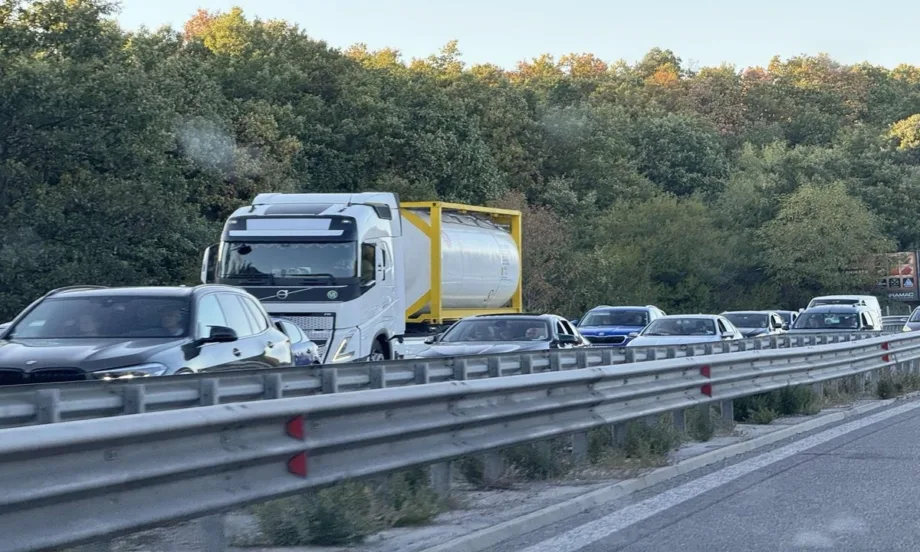 Автомобилният товарен транспорт в ЕС се възстановява на фона на двуцифрен срив за България - Tribune.bg
