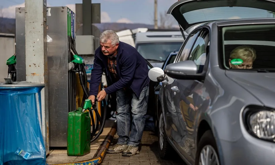 До 50 литра бензин дневно: За словенците вече е в сила ограничение за зареждане с горива - Tribune.bg