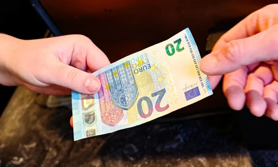 За първи път в евро: НОИ започва изплащането на пенсиите за януари от сряда - Tribune.bg