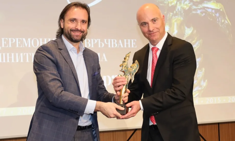 Fibank с поредно отличие: Никола Бакалов получи наградата Банкер на годината за 2022 - Tribune.bg