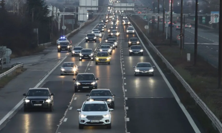 Делът на закупените нови коли у нас за 2025 г. е достигнал 35-годишен рекорд - Tribune.bg