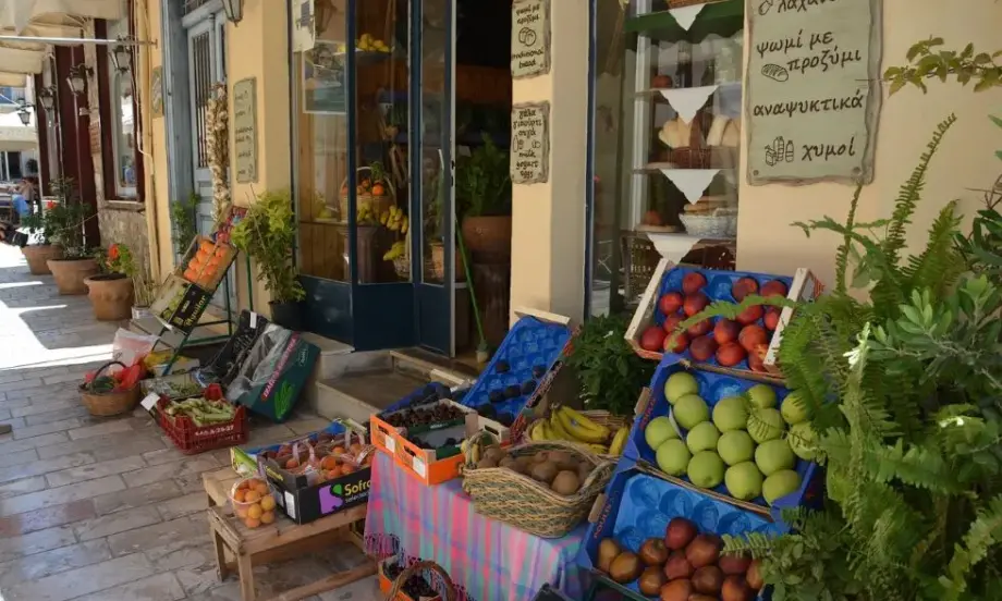 Мерки преди празника: В Гърция свалят цените на традиционни стоки и храни за Великден - Tribune.bg
