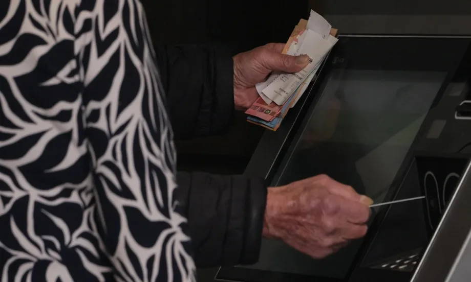 Започна изплащането на първите пенсии в евро