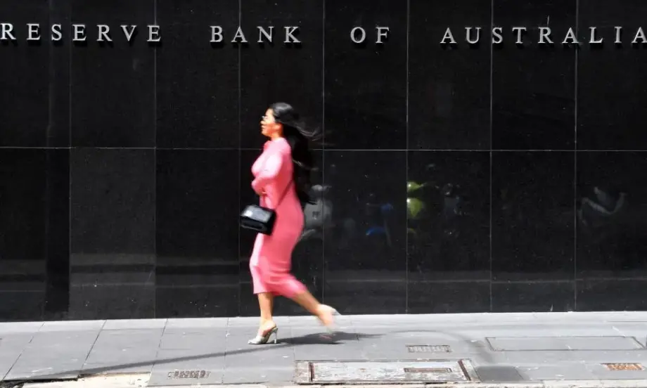 Австралийската централна банка остави лихвите без промяна, но сигнализира, че предстоят повишения - Tribune.bg