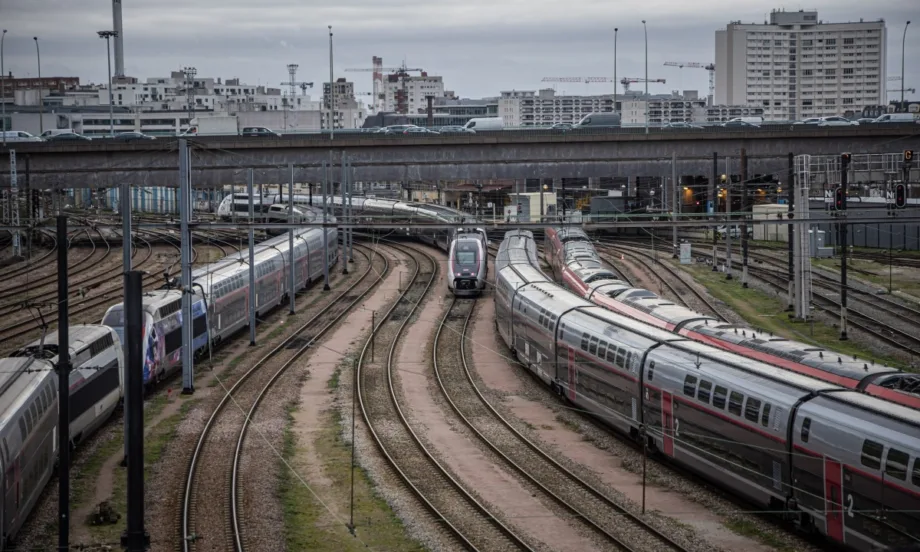 Френската железопътна компания SNCF ще слага соларни панели в междурелсието - Tribune.bg