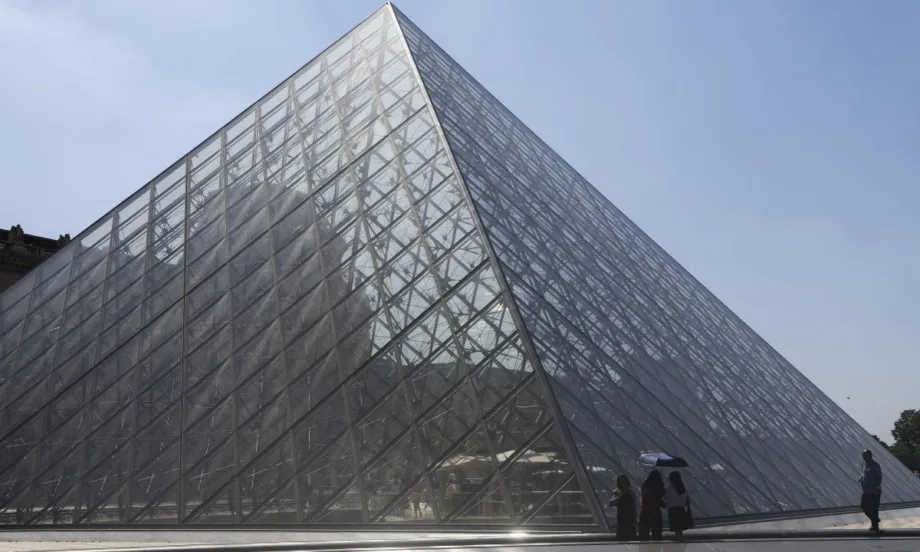 По скъпи билети: 45% повече ще плащат посетителите на Лувъра от страни извън ЕС - Tribune.bg