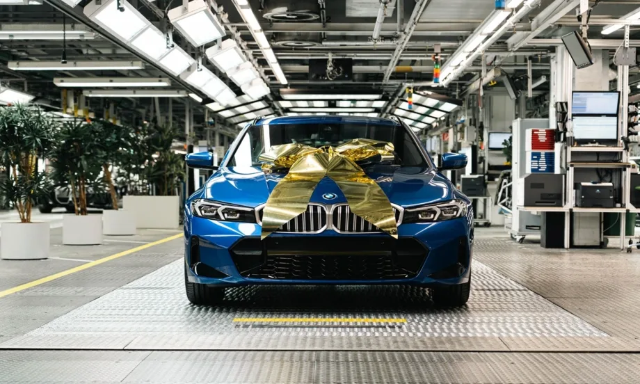 Специален ден за BMW: Тримилионният електрифициран автомобил слезе от производствената им линия (СНИМКИ) - Tribune.bg