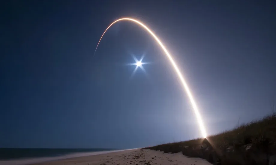 27-ата мисия на Falcon 9 е успешна: SpaceX изстреля 27 спътника Starlink в ниска околоземна орбита (СНИМКИ + ВИДЕО) - Tribune.bg