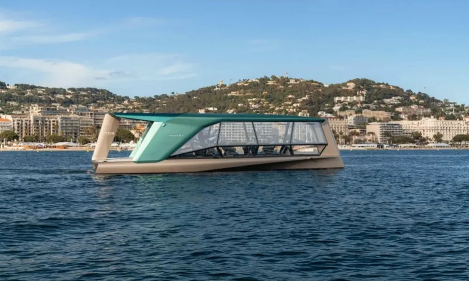 BMW с луксозна стъклена яхта (СНИМКИ) - Tribune.bg