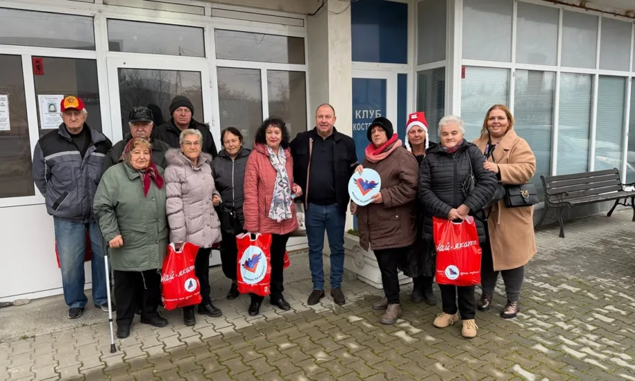 8888.bg и Феникс на доброто осигуриха 150 хранителни пакета за пенсионери и диабетици в Костенец - Tribune.bg