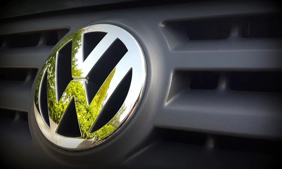 Всички марки на група Volkswagen са спрели платените си дейности в Туитър