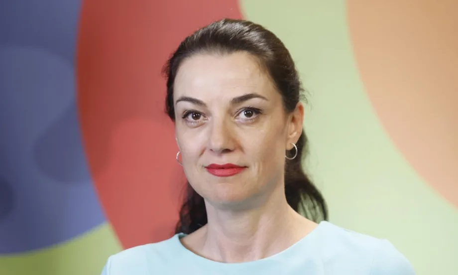 Ирена Жотева: Заплатите растат четири пъти по-бързо от икономиката за сметка на печалбите на компаниите - Tribune.bg
