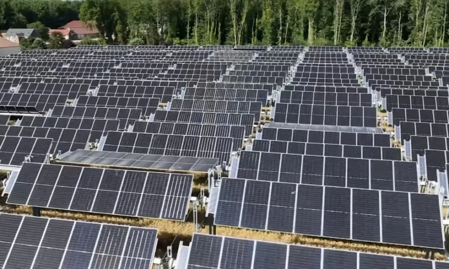 Хиляди соларни панели заслепяват пилотите на нидерландското летище - Tribune.bg