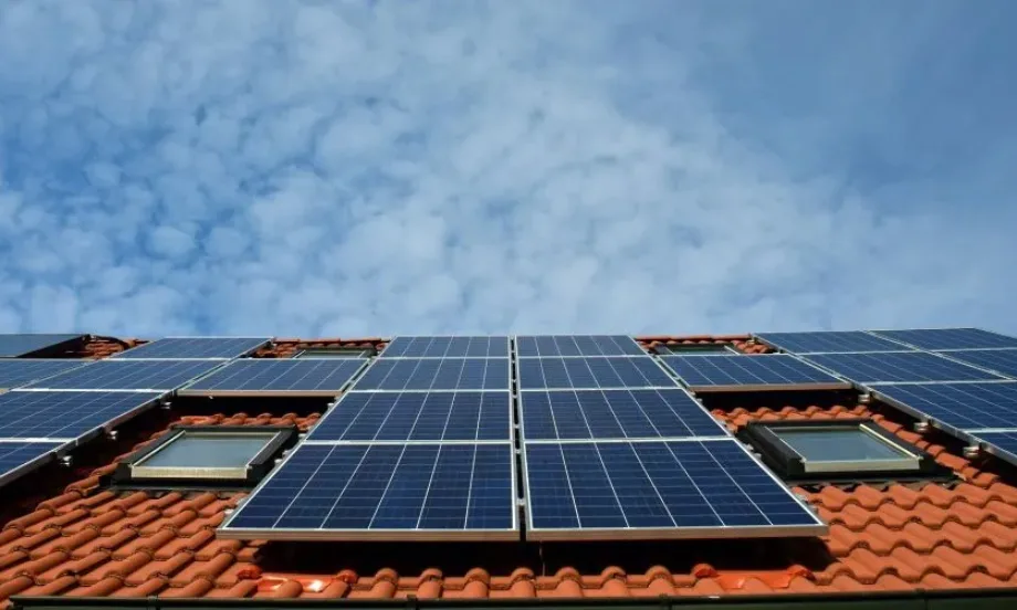 МЕ: Стартира процедурата за финансиране на слънчеви панели за домакинствата - Tribune.bg