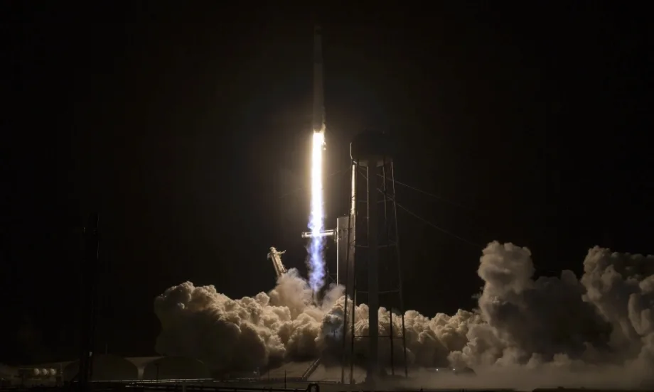 SpaceX изстреля в орбита ракета Falcon Heavy със спътник с тегло над 6 тона - Tribune.bg
