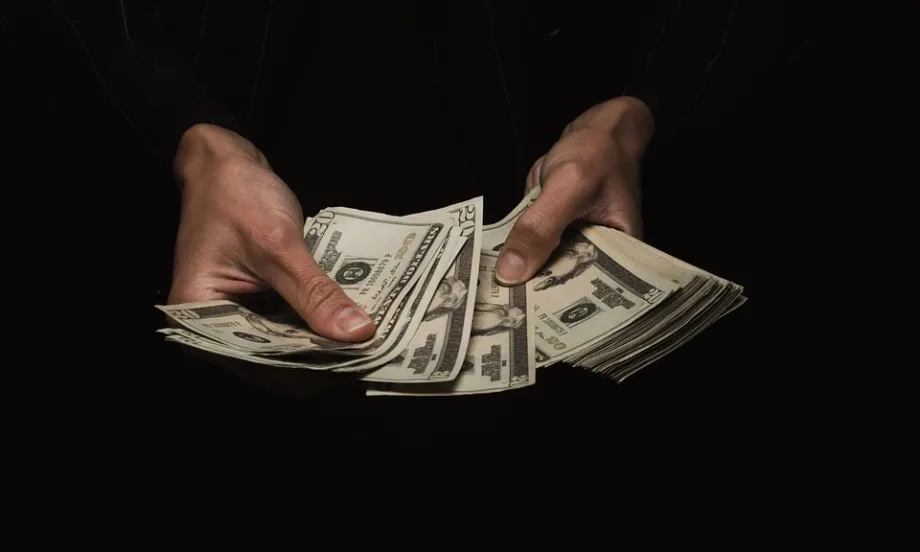 За първи път от поне 3 години: Доларът докосна ново дъно на международните пазари - Tribune.bg