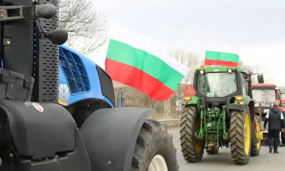 Въпреки постигнатото споразумение: Фермери блокират граничен пункт Илинден - Tribune.bg